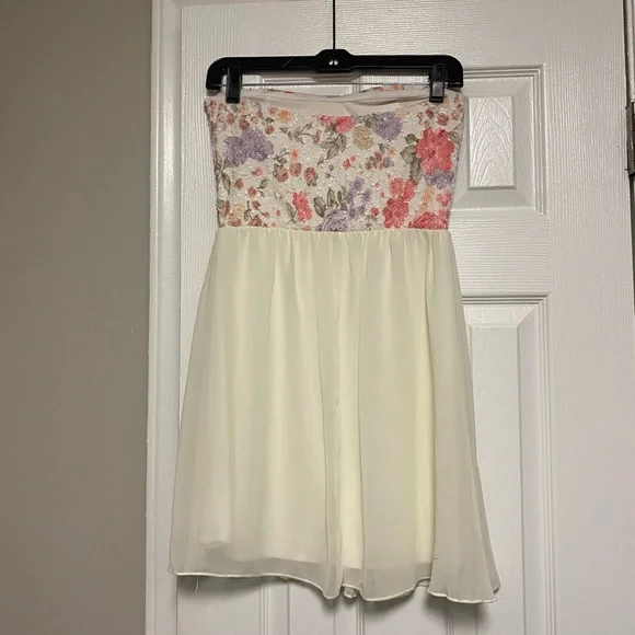 NWOT~ Strapless Mini Dress - Picture 2 of 2